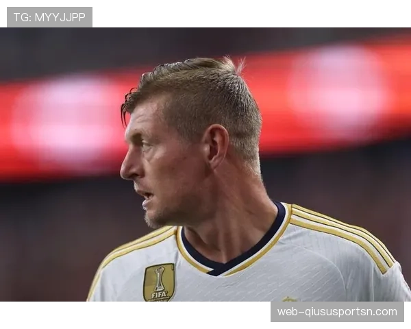 克罗斯边路传球如何升级为进攻主导？解析其助攻跃居队内中场之首的战术逻辑