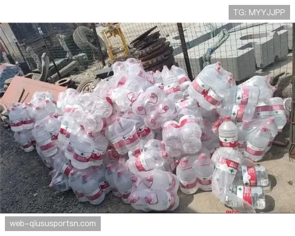 王昶家的冰箱里塞满了能量饮料，连瓶矿泉水都找不到